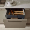 Eine geöffnete Küchenschublade mit Holzbesteck, Teil der Nolte Küchen.