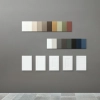 Échantillons de couleurs et façades de porte sur un mur gris au design moderne, NolteNeo.