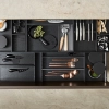 Un tiroir de cuisine ouvert montre des ustensiles bien rangés. Nolte Kitchen.