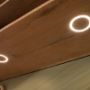 Étagère en bois avec LED rondes intégrées, assortie au design Nolte Living.