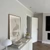 Un salon moderne avec des meubles et décorations blancs, présenté par Nolte Living.