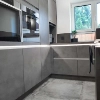 Une cuisine moderne avec des armoires grises et appareils, Nolte Kitchen.