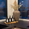 Une décoration élégante avec des vases et des bouteilles dans une cuisine moderne de Nolte Kitchen.