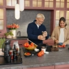 Un couple âgé cuisine ensemble dans une cuisine moderne Nolte.
