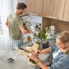 Une cuisine moderne avec deux personnes qui cuisinent; Nolte Kitchen.
