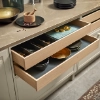 Une cuisine élégante avec tiroirs ouverts montre des solutions de rangement stylées de Nolte Kitchen.