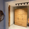 Entrée avec armoire en bois et déco, assortie à Nolte Living.