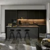 Eine moderne Küche mit dunklem Design und eleganter Ausstattung. Nolte Küchen.