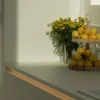 Une cuisine moderne avec des citrons et des fleurs sur le plan de travail. Nolte Küchen.