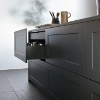 Een moderne keuken met open kast toont stijlvolle details van Nolte Kitchen.