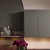 Moderne keuken met donkere kasten en marmeren werkblad. Nolte Küchen.