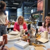Un groupe de personnes bricole à une table dans un espace moderne chez Nolte Living.