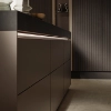 Une cuisine moderne avec des armoires élégantes, faisant partie de la collection Nolte Kitchen.