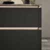 Îlot de cuisine moderne avec façades sombres et éclairage subtil, Nolte Kitchen.
