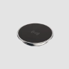Chargeur rond noir sur fond gris.