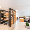 Un bureau moderne avec étagères et bureaux créant un environnement de travail organisé.