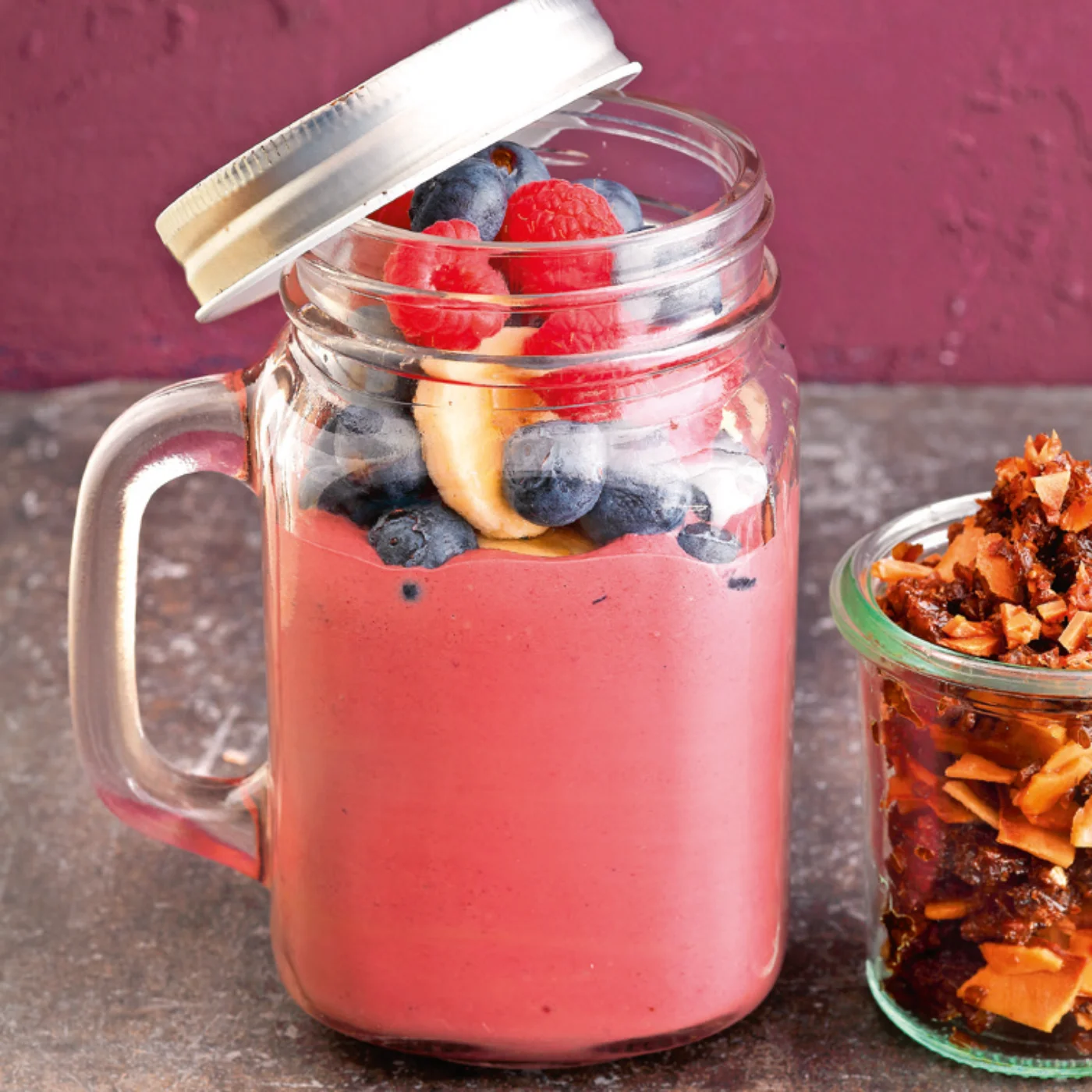 Beeren-Bowl mit Pumpernickel-Granola