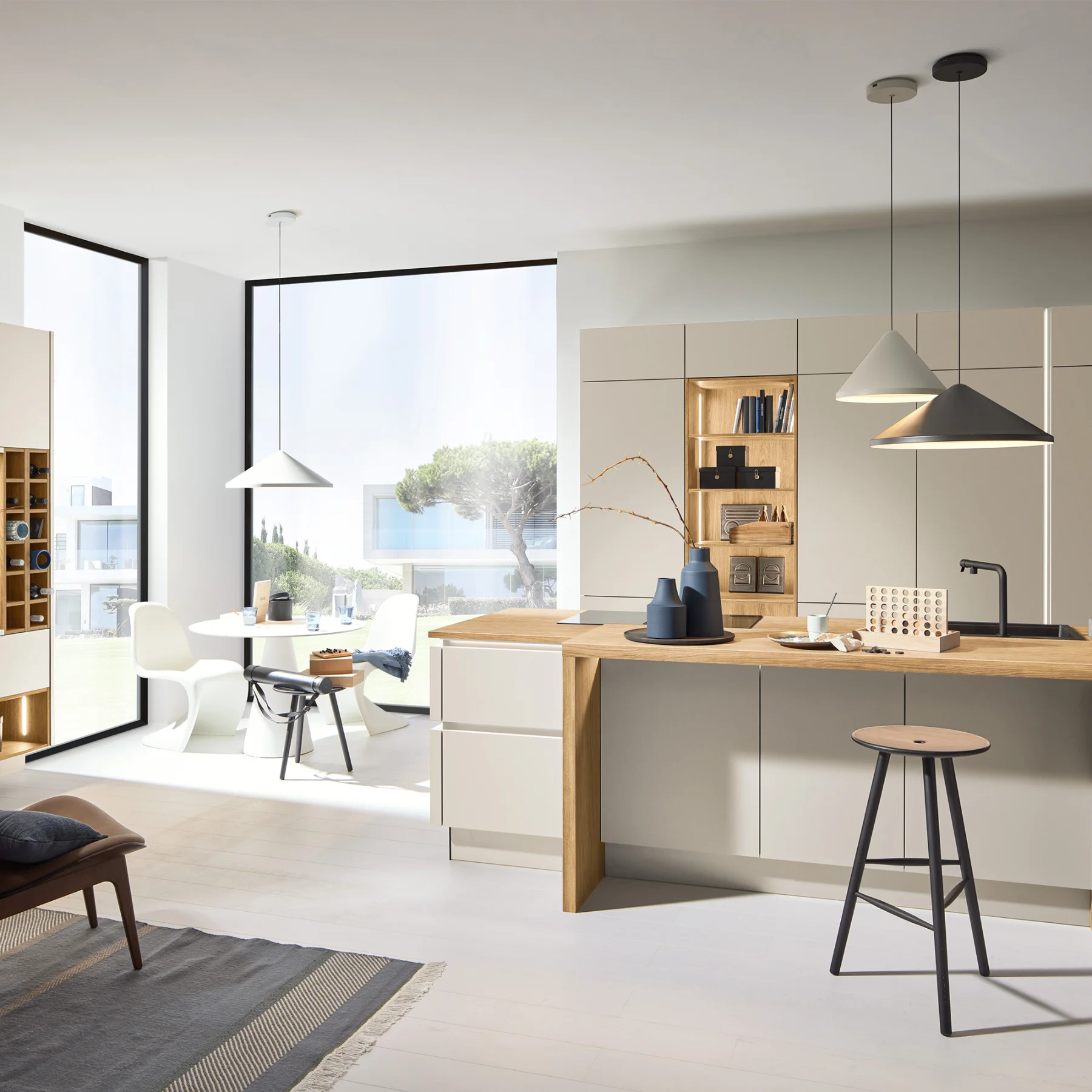 Cucina senza tempo con isola in Sahara e rovere dorato