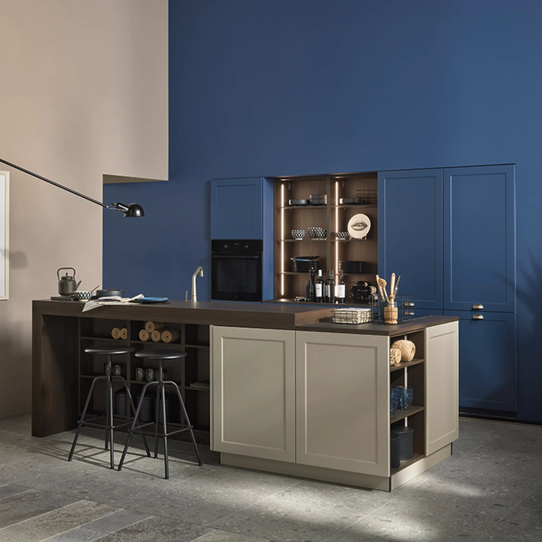 Kolorowa kuchnia w stylu rustykalnym z wyspą i drewnianymi akcentami