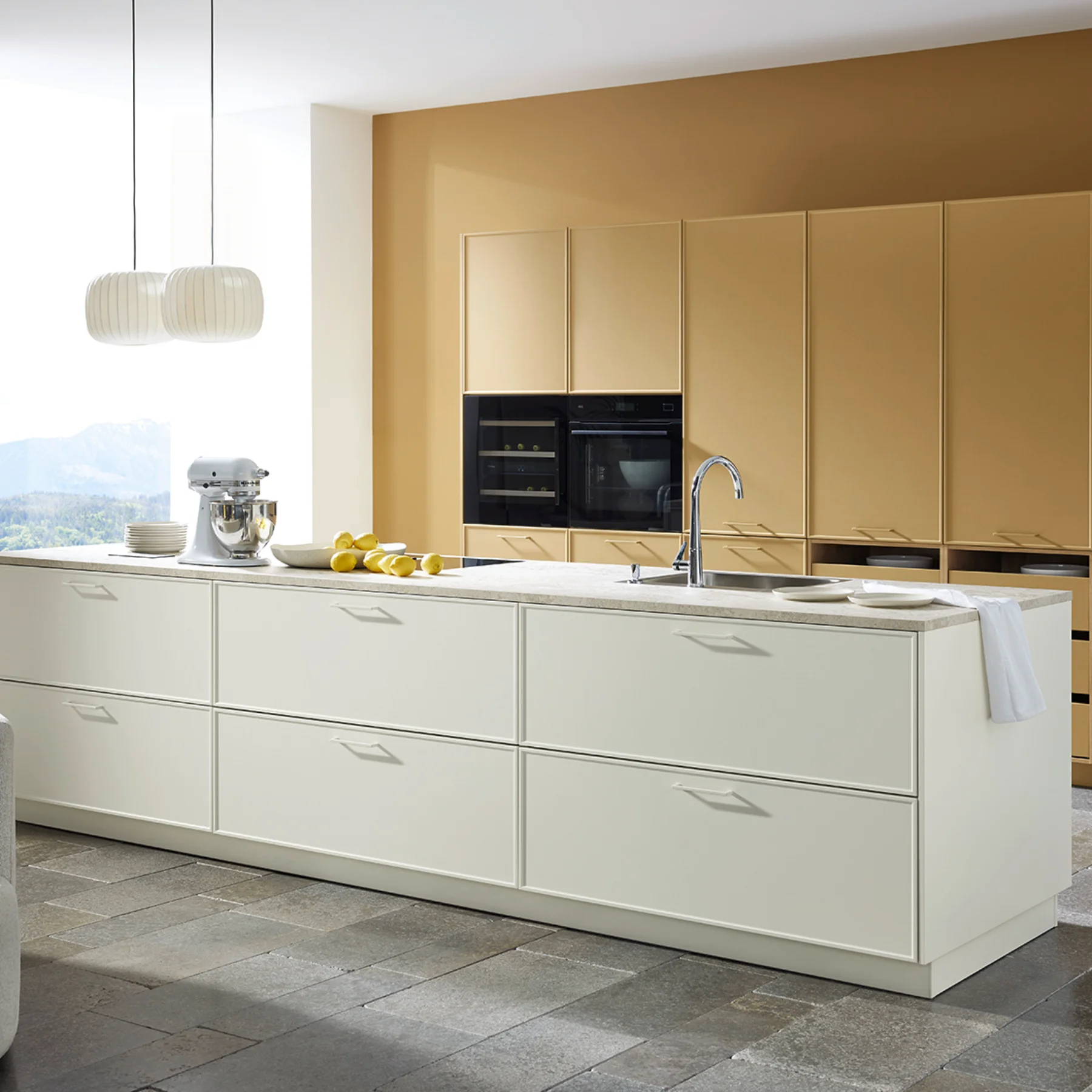 Moderna cucina a isola nei colori Caramel e Magnolia