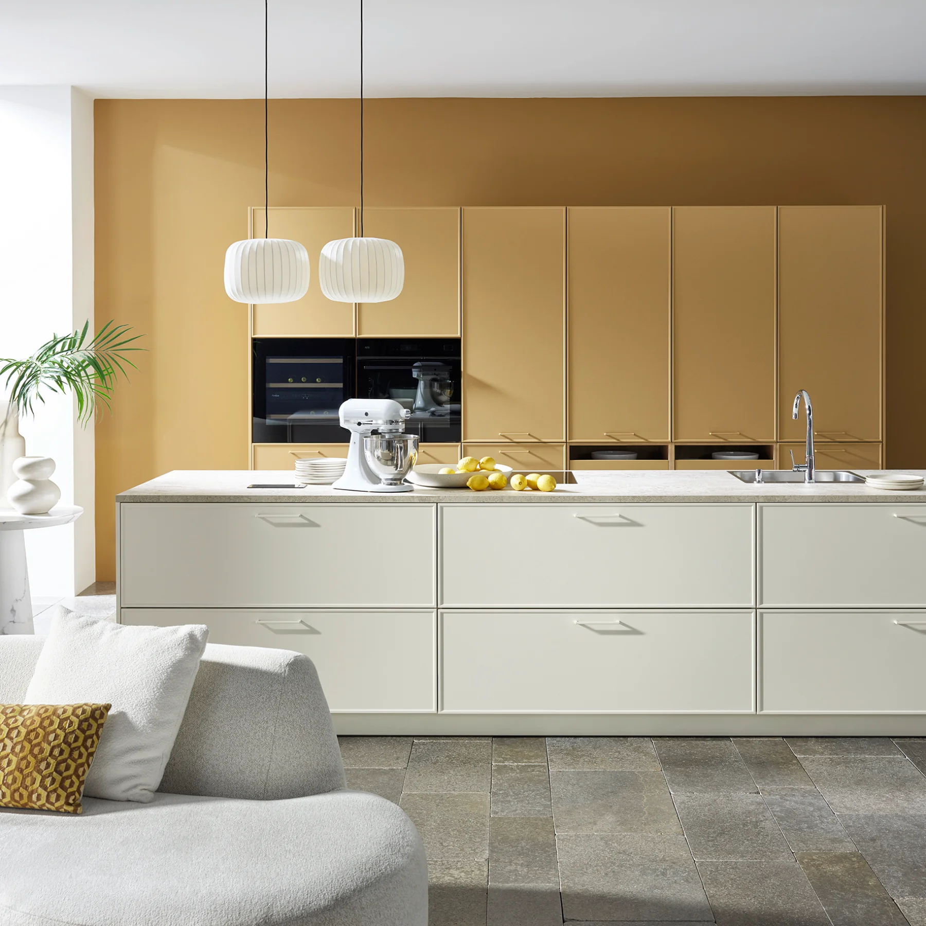 Moderna cucina a isola nei colori Caramel e Magnolia