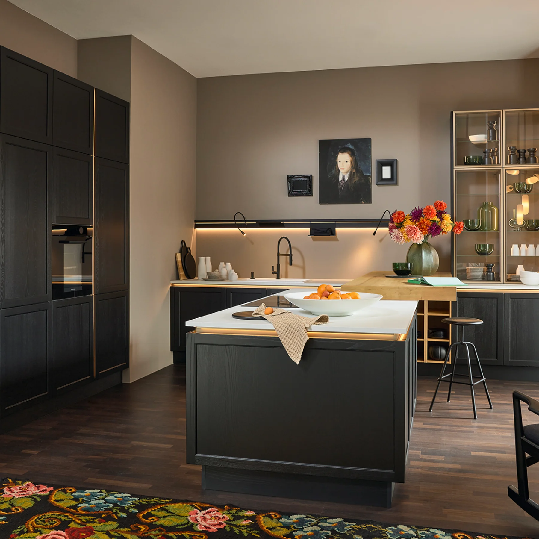 Cucina rustica scura con isola dal look moderno