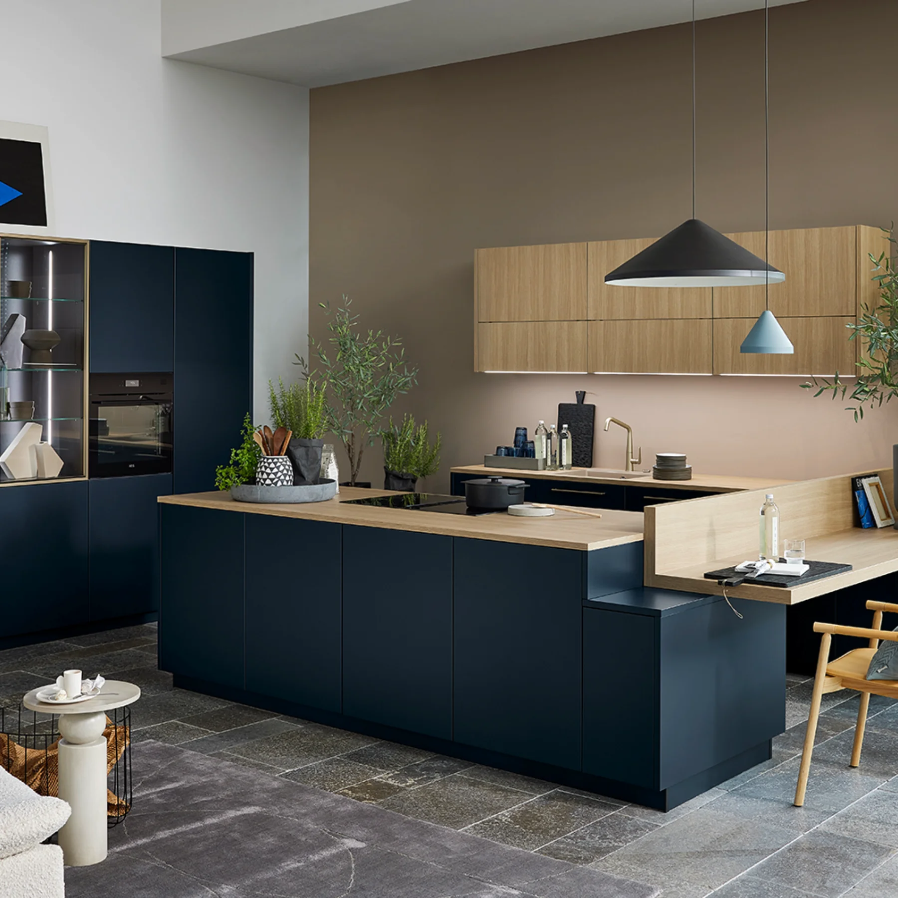 Cucina a U senza tempo con rovere e blu intenso