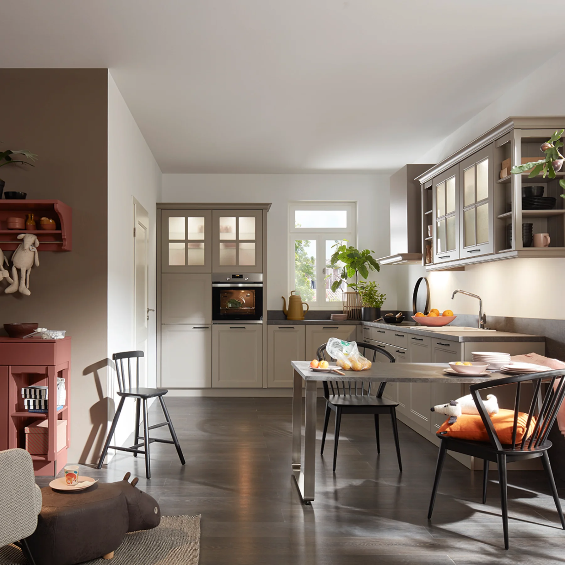 Luminosa cucina in stile rustico a forma di L dal design classico