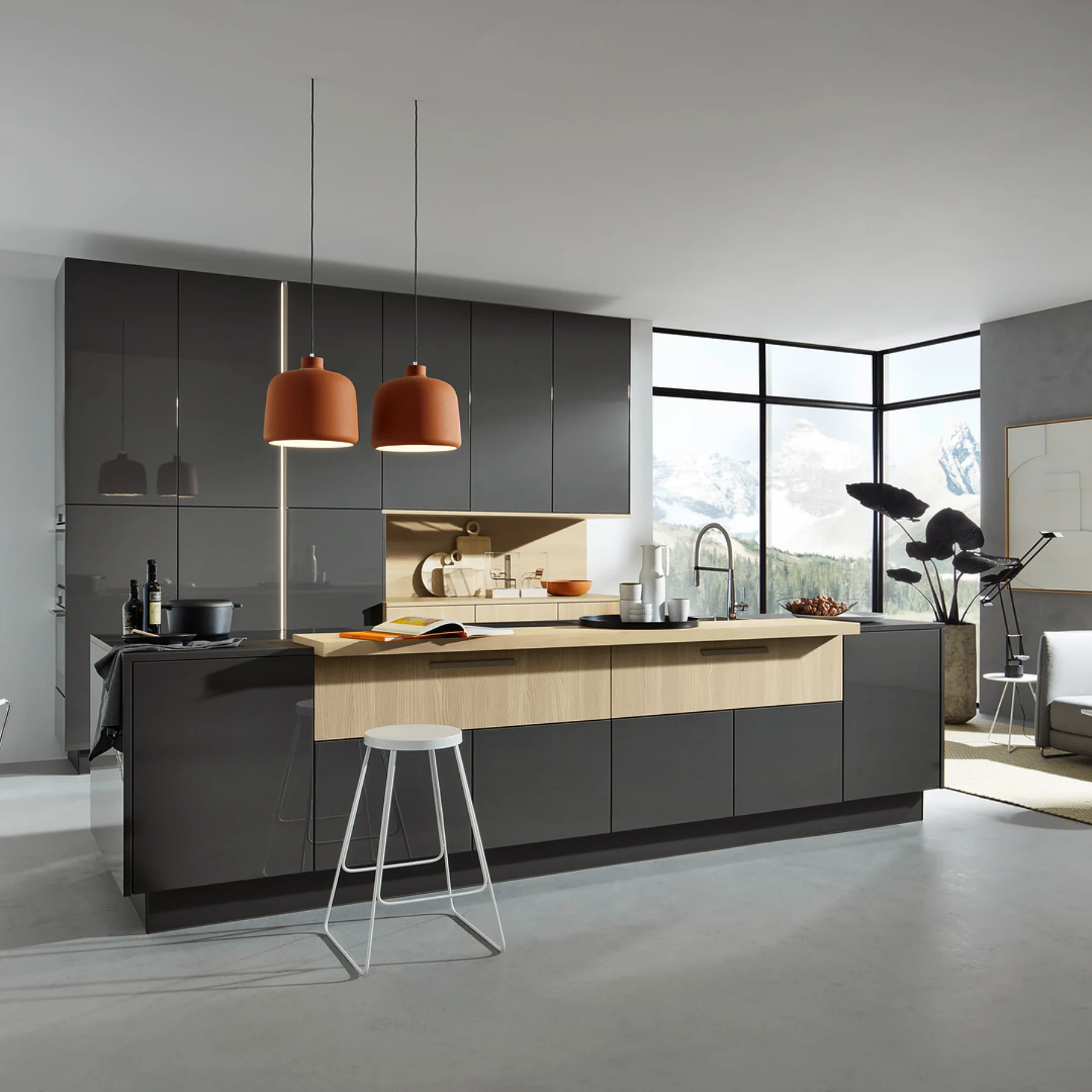 Cucina a isola senza maniglie con frontali lucidi e effetto legno naturale