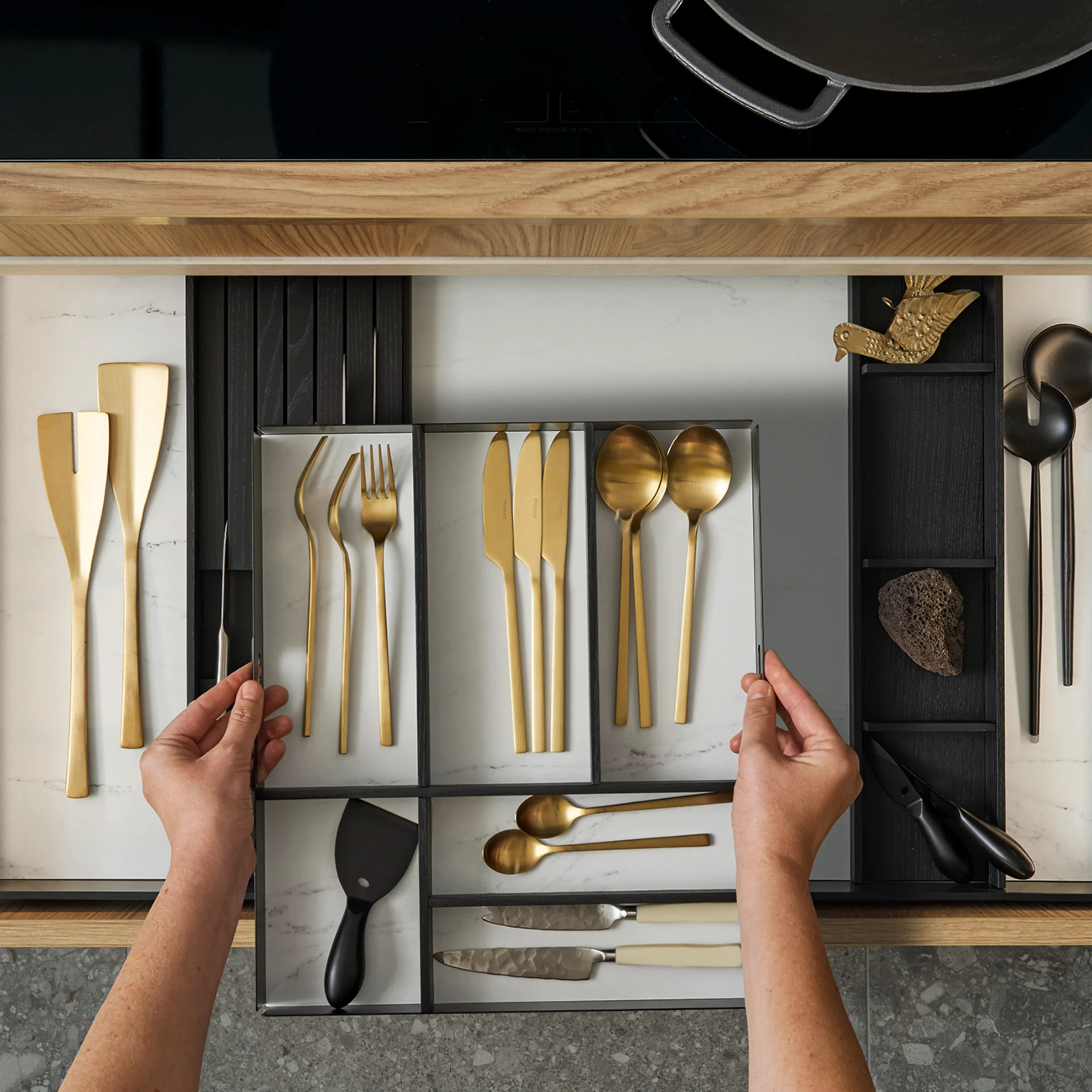 Eine geöffnete Schublade mit Besteck in einer modernen Küche von Nolte Küchen.
