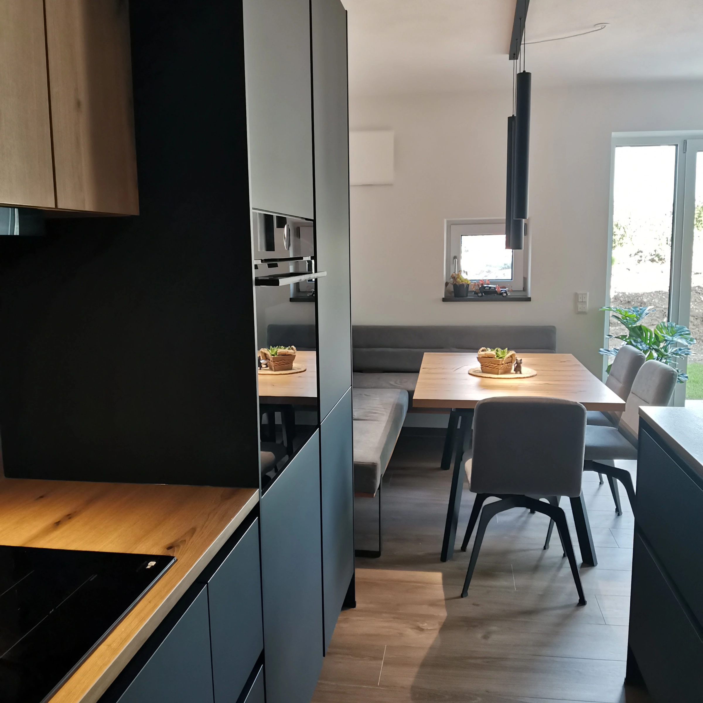 Cuisine moderne avec table à manger et chaises, conçue par Nolte Kitchen.