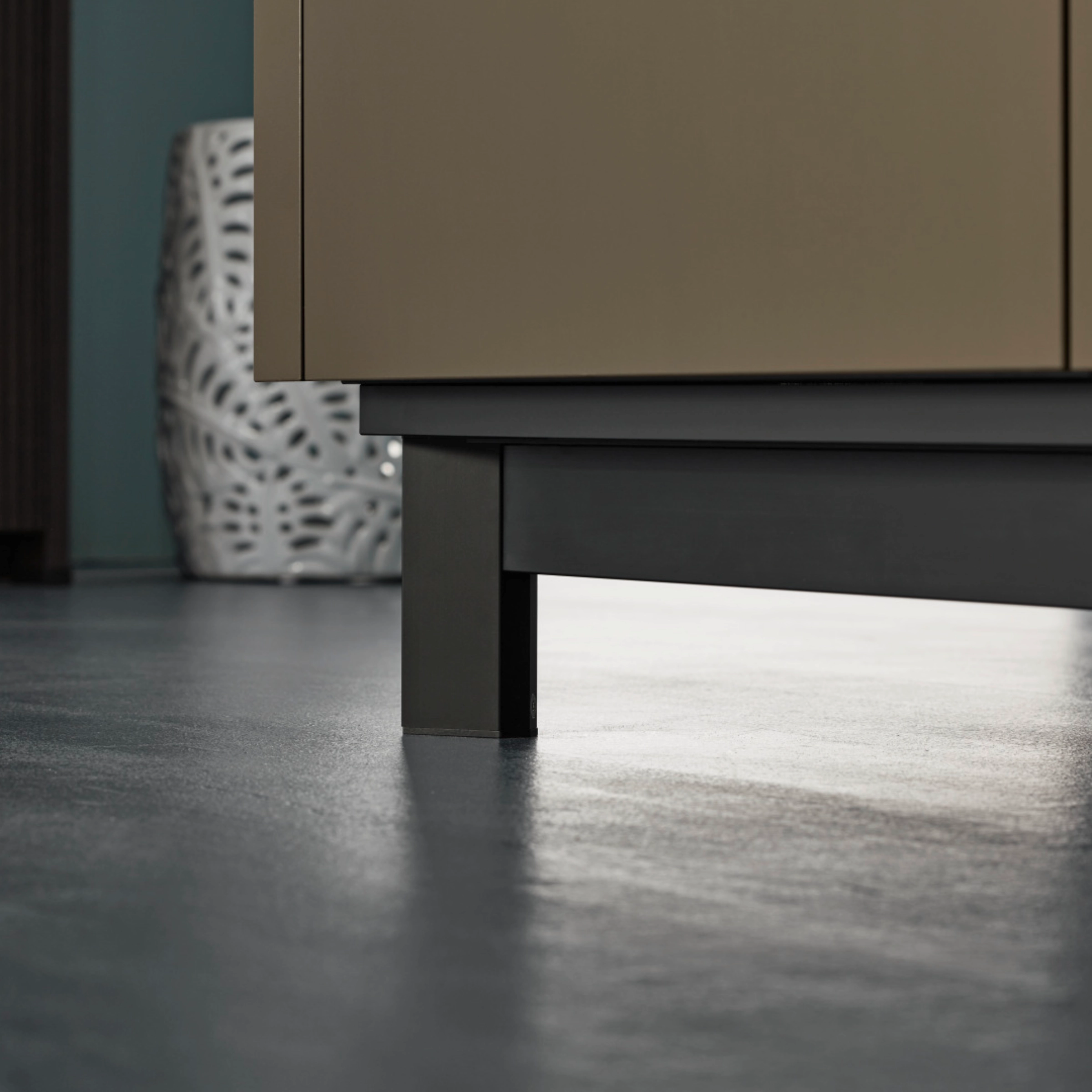 Une kitchenette au design moderne de Nolte Kitchen.