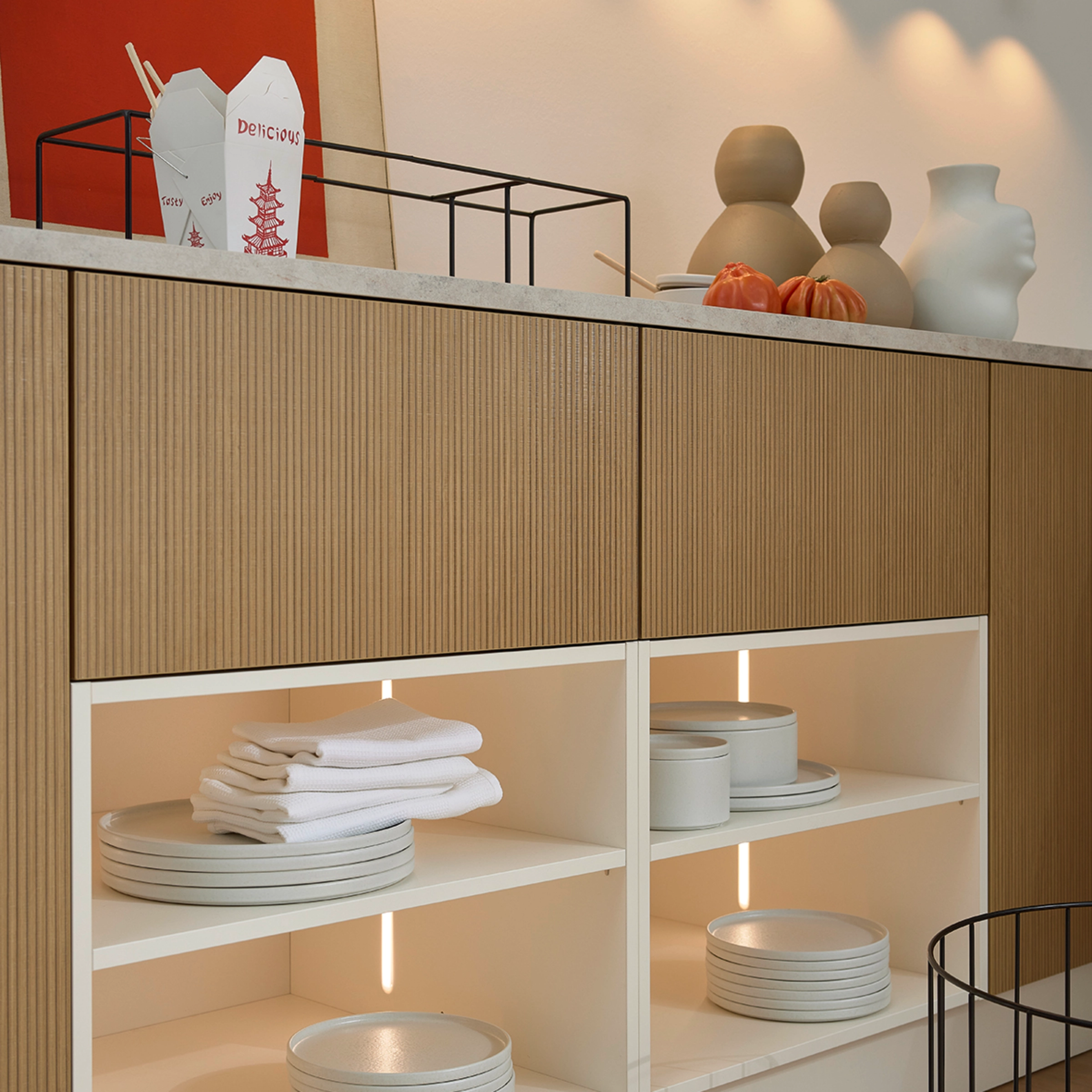 Une étagère élégante avec vaisselle dans un espace moderne, mise en valeur par Nolte Living.