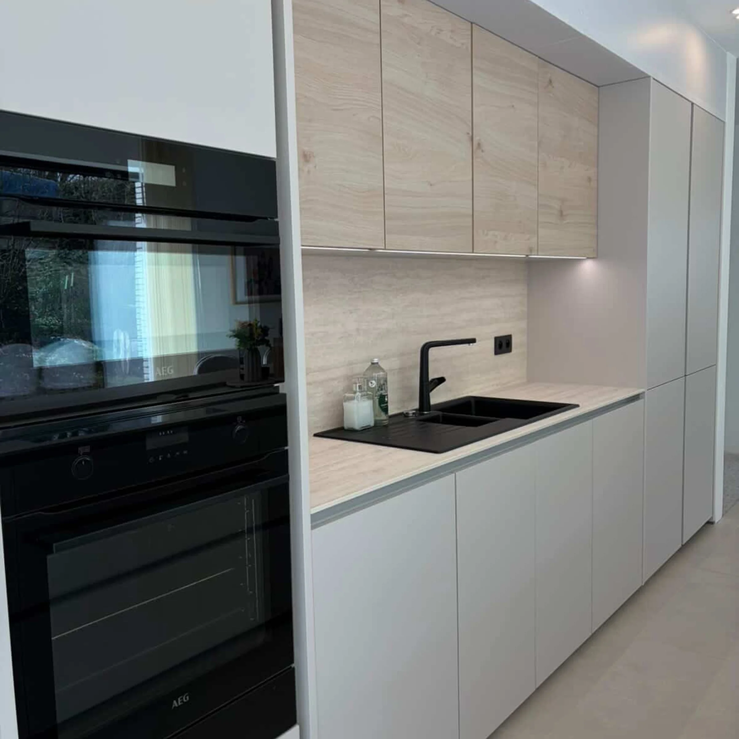 Een moderne keuken met elegante kasten en geïntegreerde apparaten van Nolte Küchen.