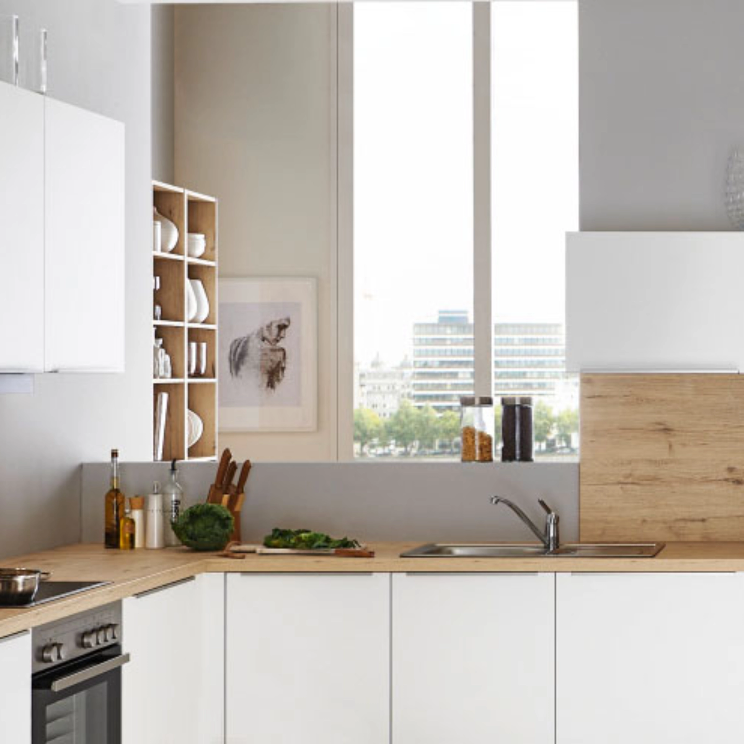 Une cuisine moderne avec des armoires blanches et des accents en bois, conçue par Nolte Kitchen.