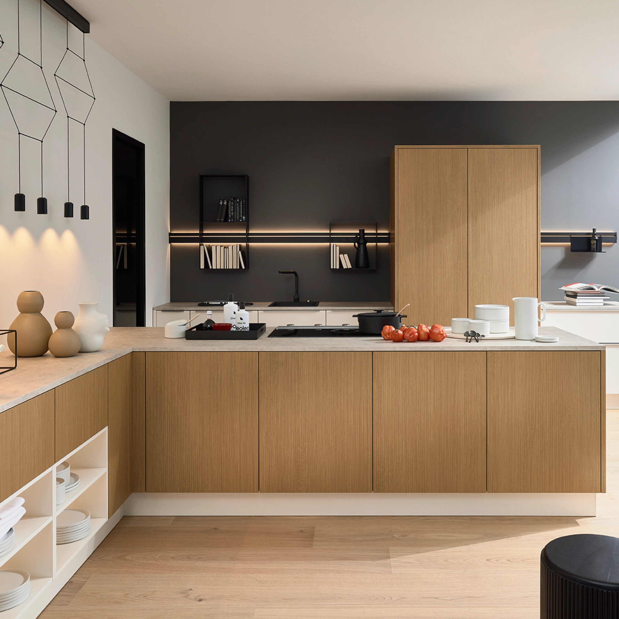Eine moderne Küche mit Holzfronten und großen Fenstern, gestaltet von Nolte Küchen.