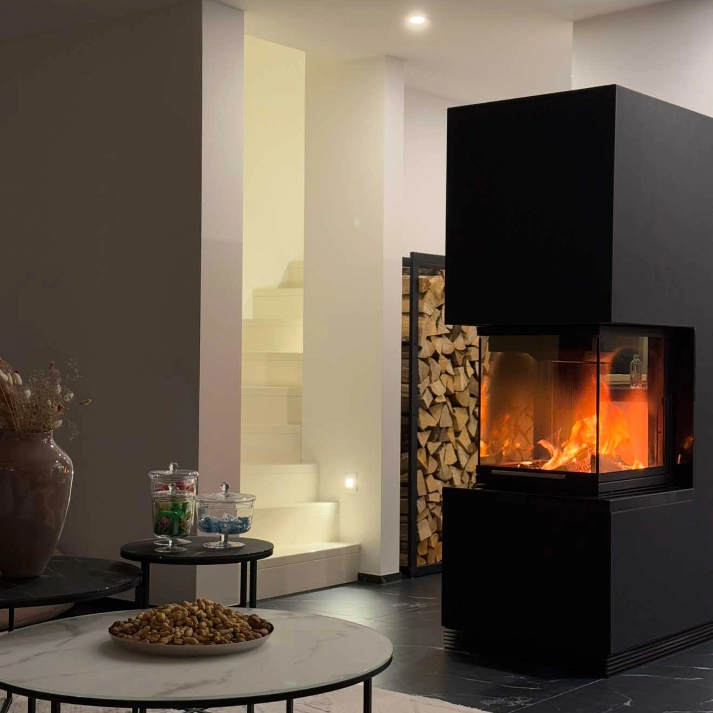 Un salon moderne avec cheminée et éléments décoratifs, assortis à Nolte Living.