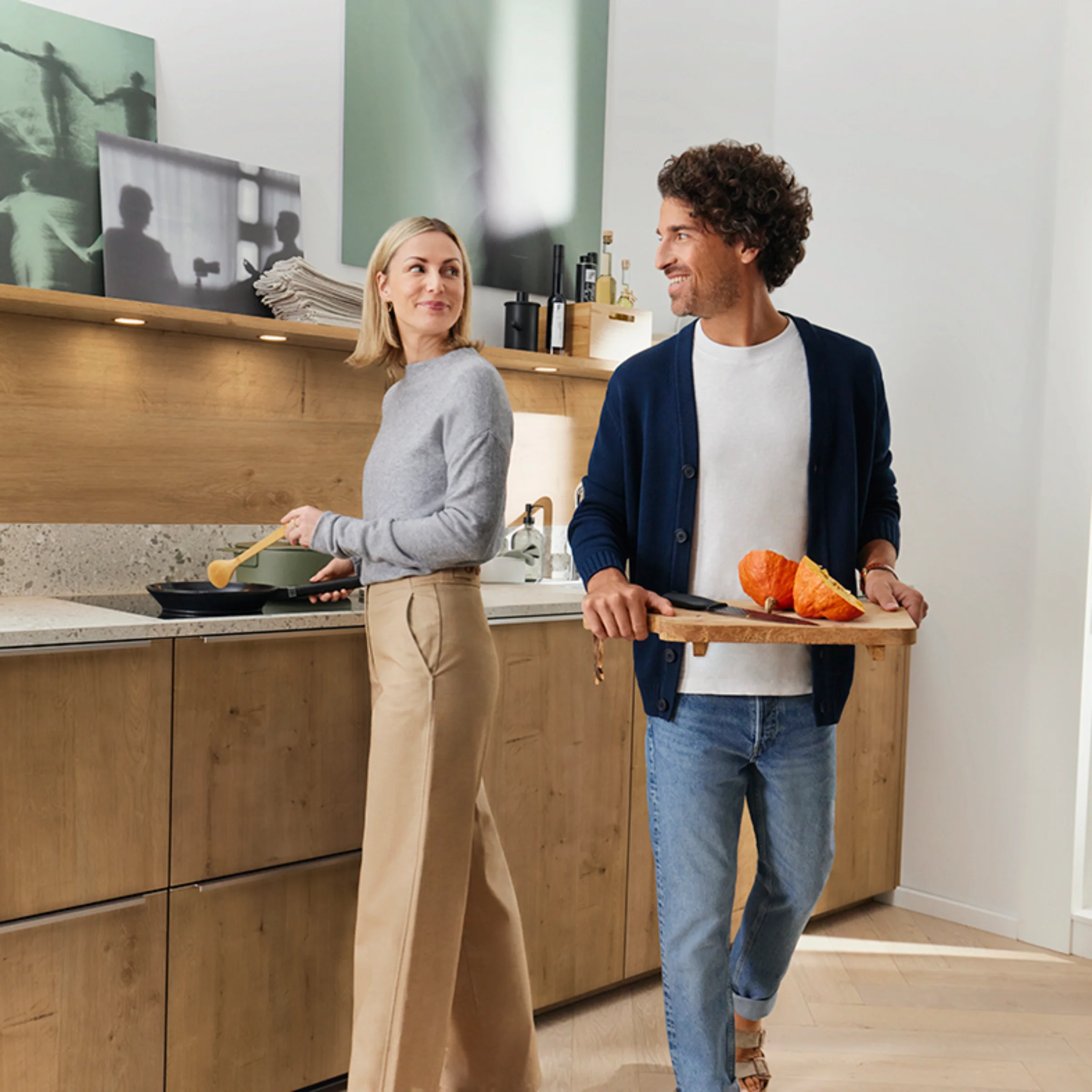 Nowoczesna kuchnia z drewnianymi frontami, w której gotuje para, prezentowana przez Nolte Kitchen.