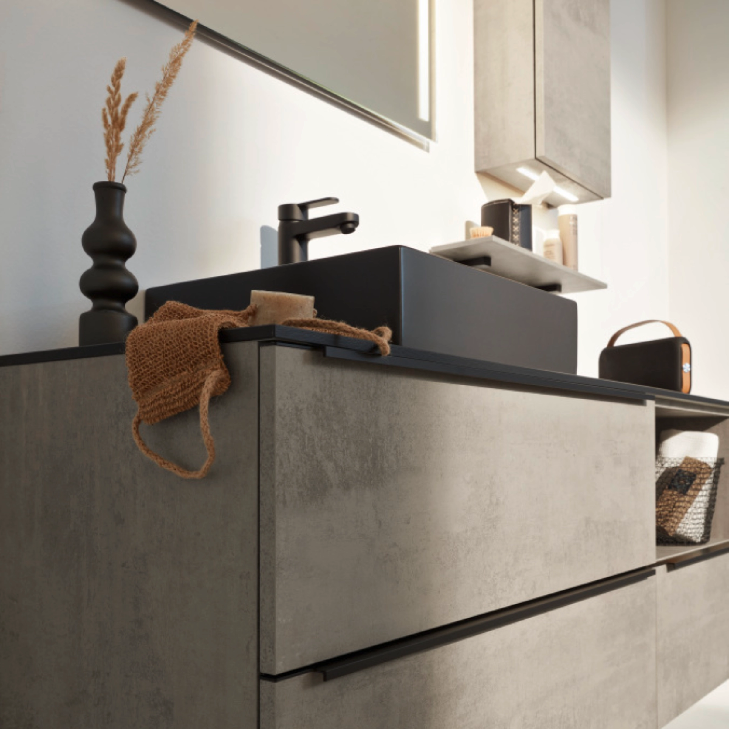 Een moderne badkamer met grijs wastafelmeubel en zwarte kranen, ontworpen door Nolte SPA.