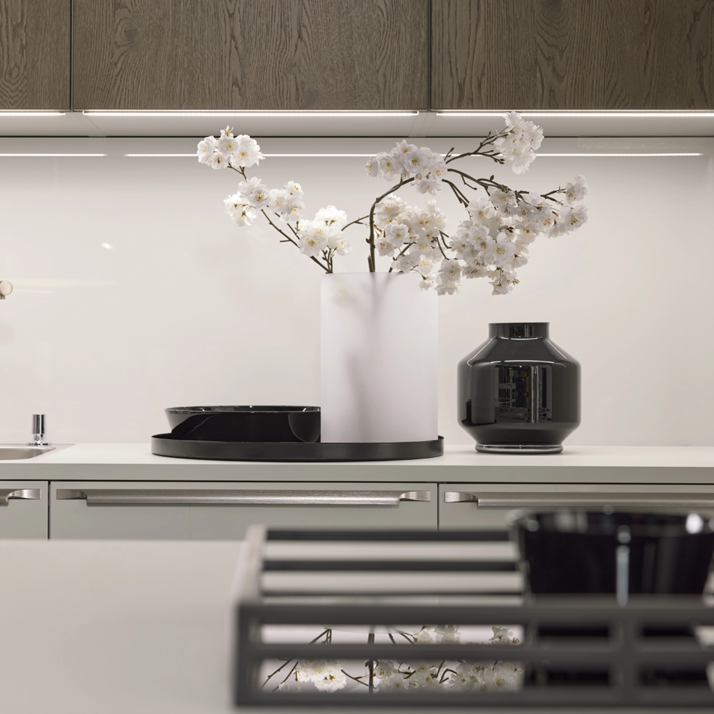 Eine moderne Küchentheke mit Blumendekor und stilvollen Armaturen, Nolte Küchen.