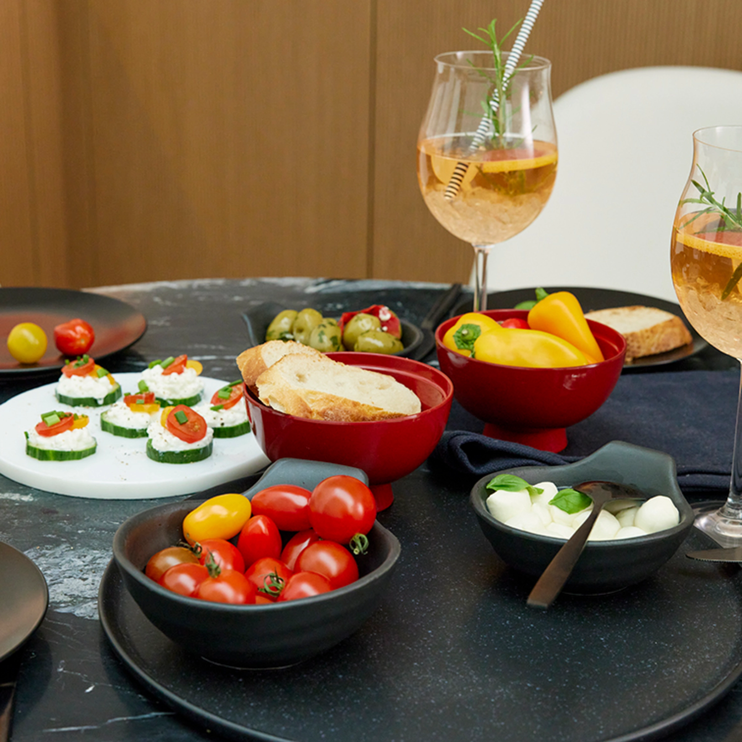 Table élégant avec snacks et boissons dans une ambiance moderne de Nolte Kitchen.