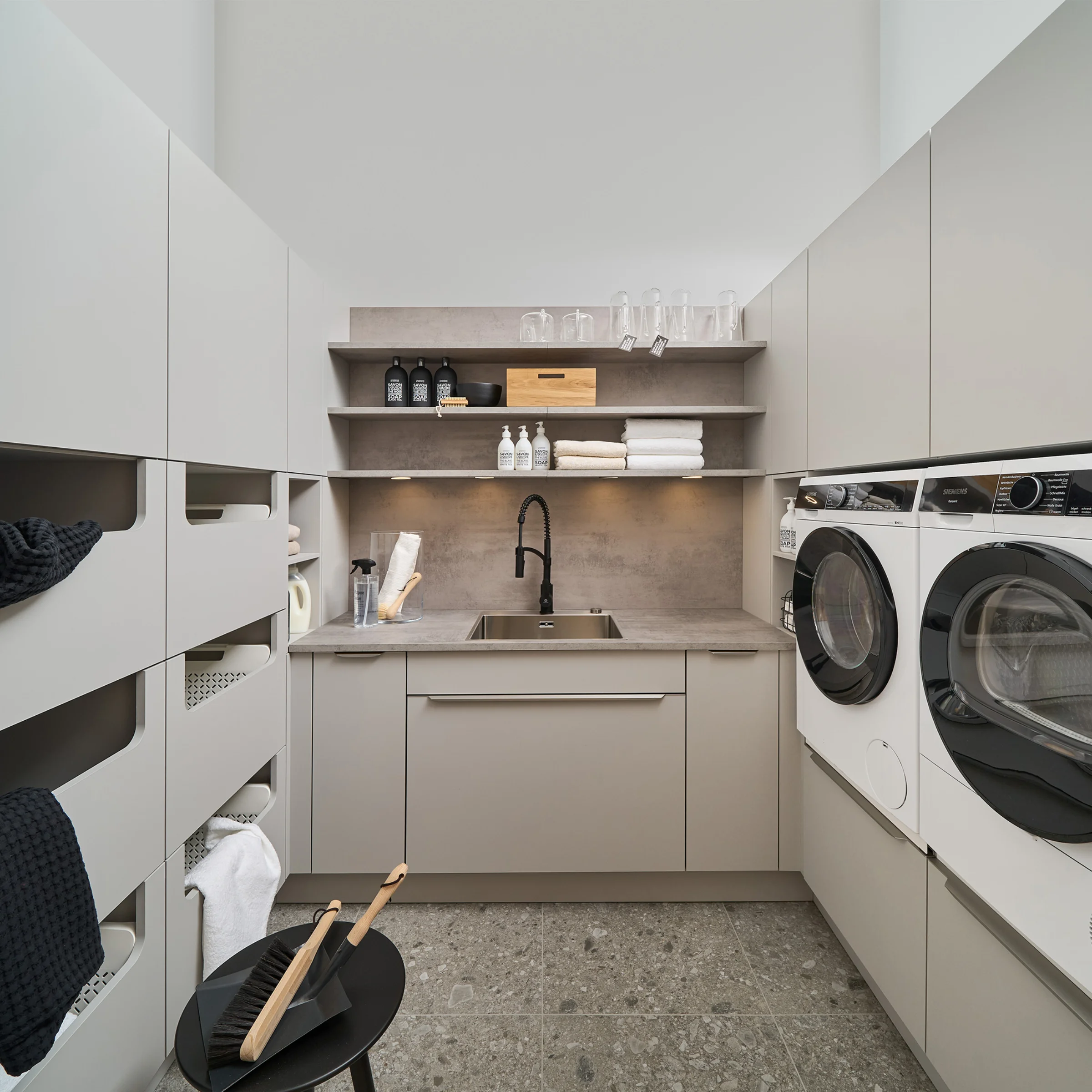 Appartment_HWR_PERFECT_PLUS_82P_Platingrau_softmatt_AP-Beton-S91_25mm_Griff-620