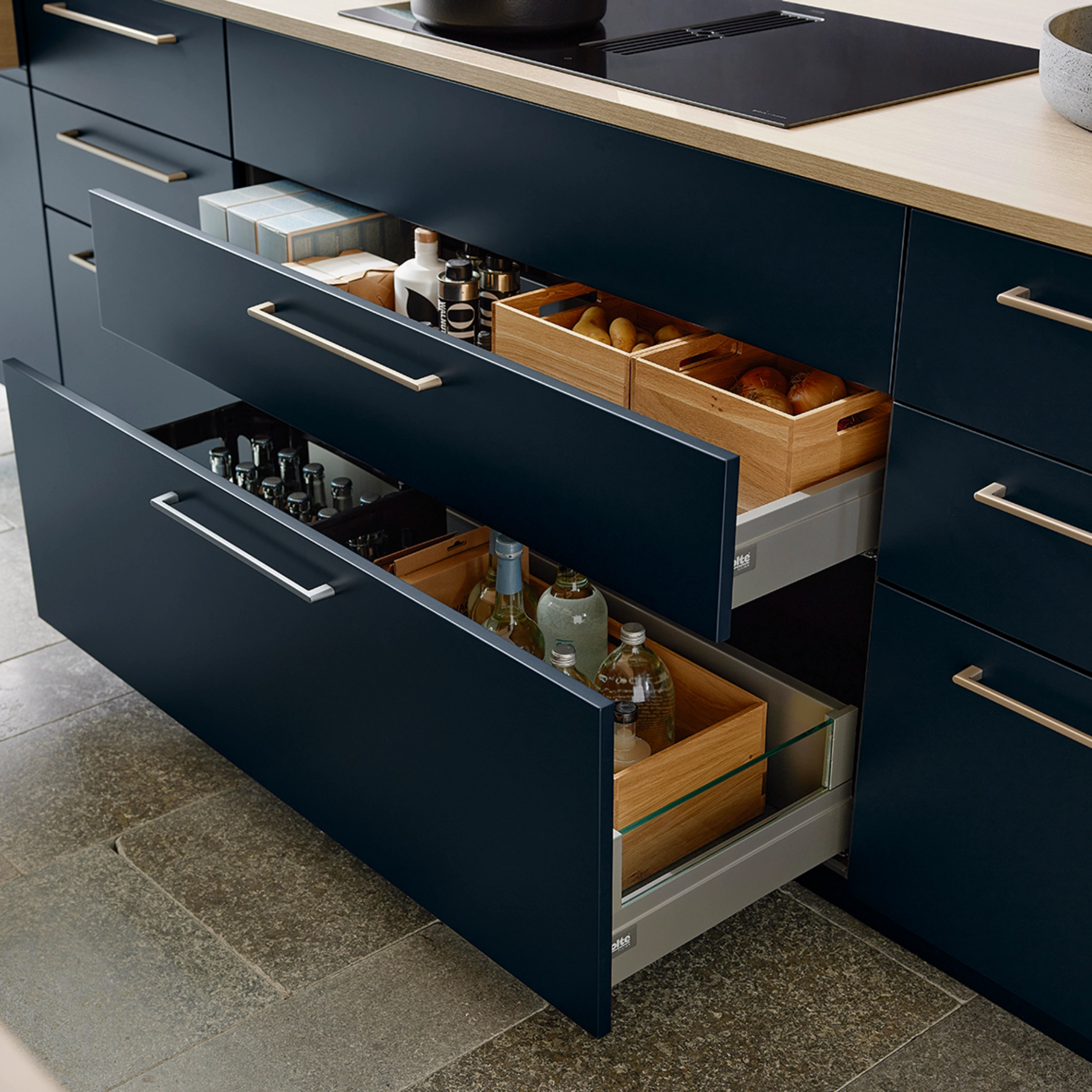 Une cuisine moderne avec tiroirs et appareils encastrés de Nolte Kitchen.