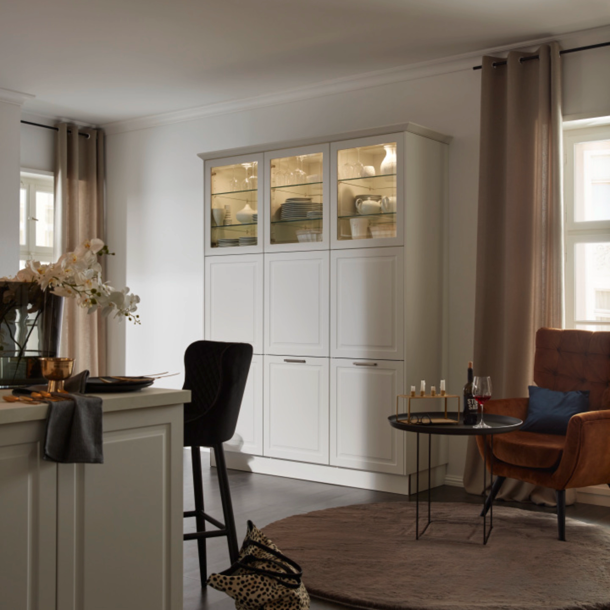 Un salon confortable avec des fauteuils et une armoire de Nolte Living.