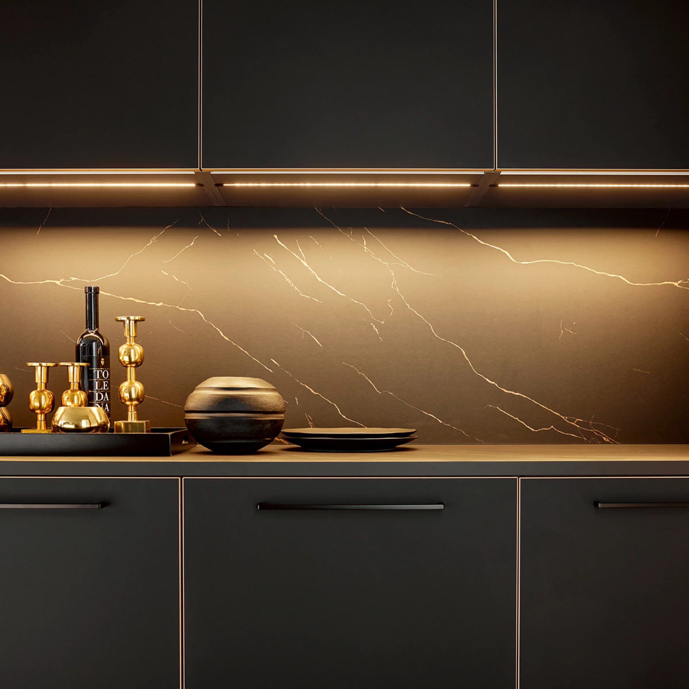 23994_Nolte_FLAIR_schwarzMessing_Det_03_Black-Mangor_25mm_Griff-852