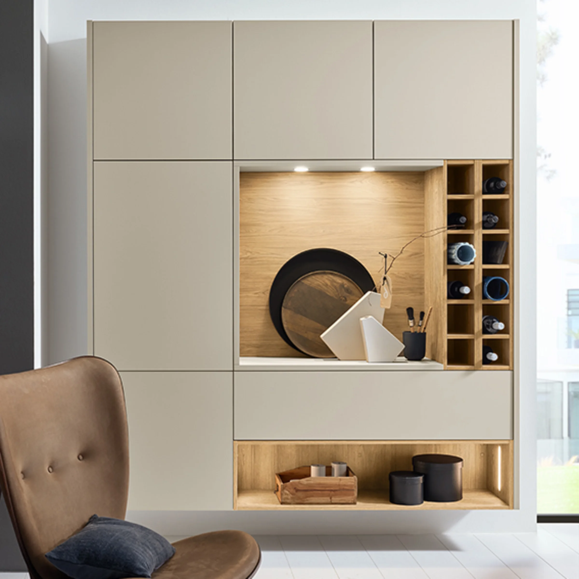 Wohnmöbel mit integriertem Regal und Dekoration, Nolte Living.