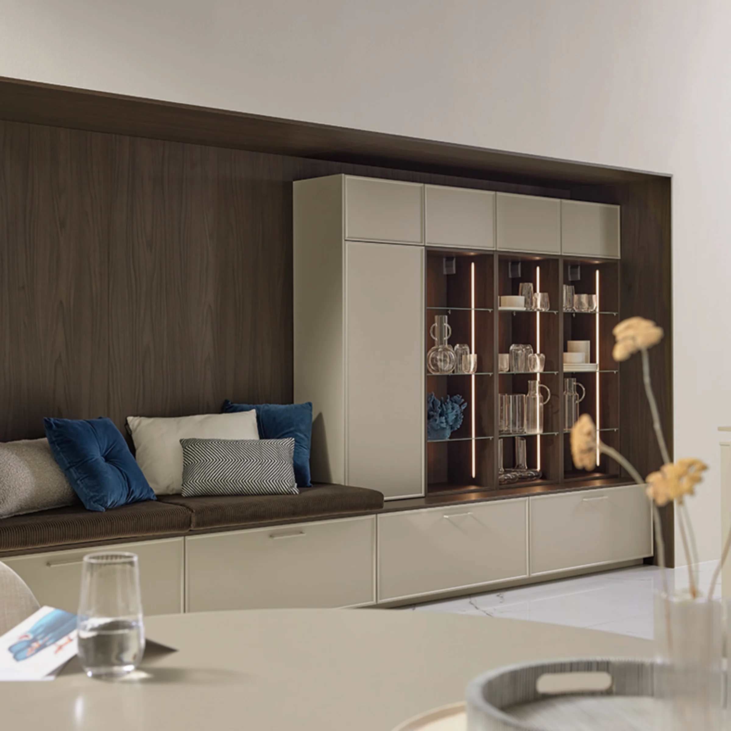 Salon avec étagères élégantes et coin salon, Nolte Living.