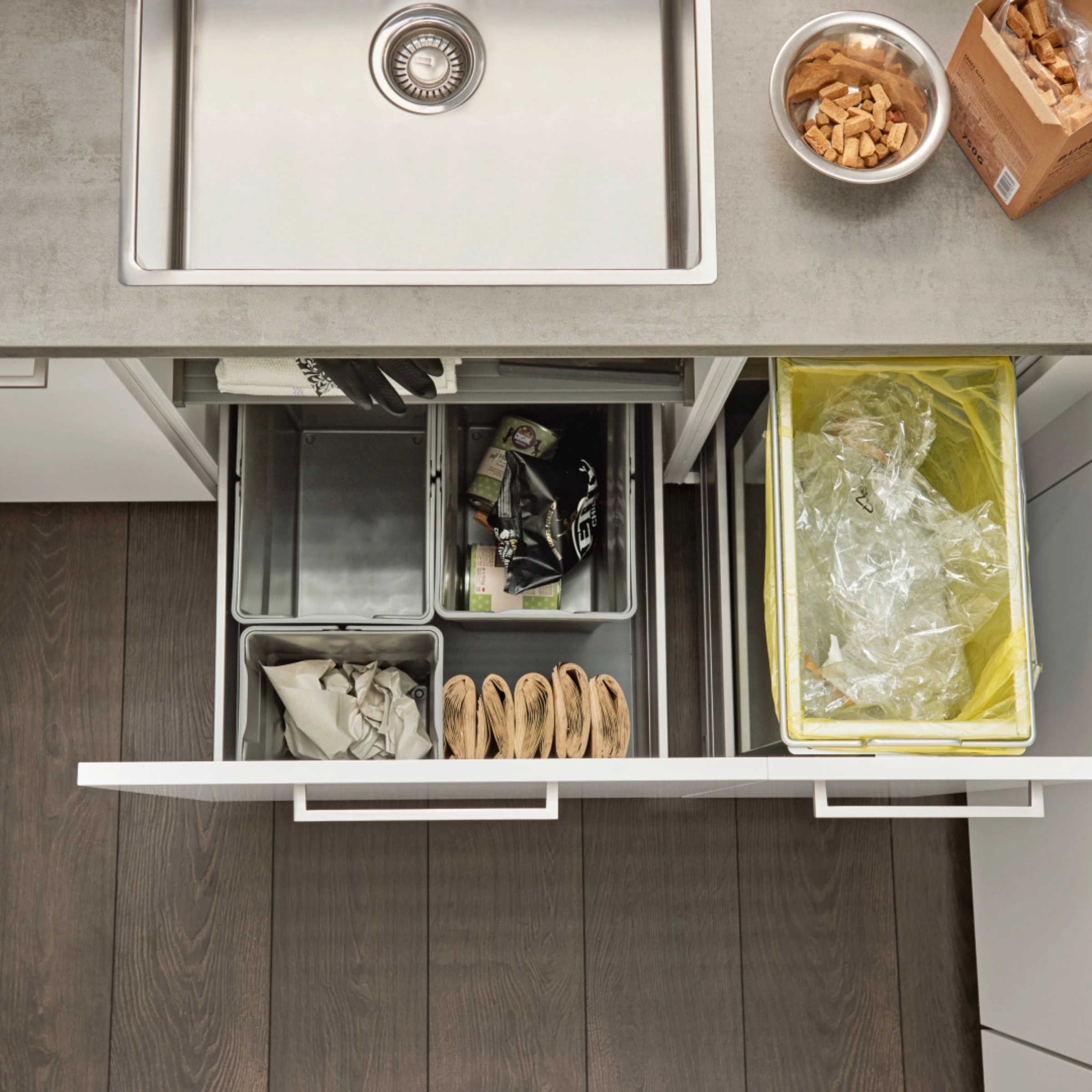 Un évier moderne avec système de tri des déchets en dessous, Nolte Kitchen.