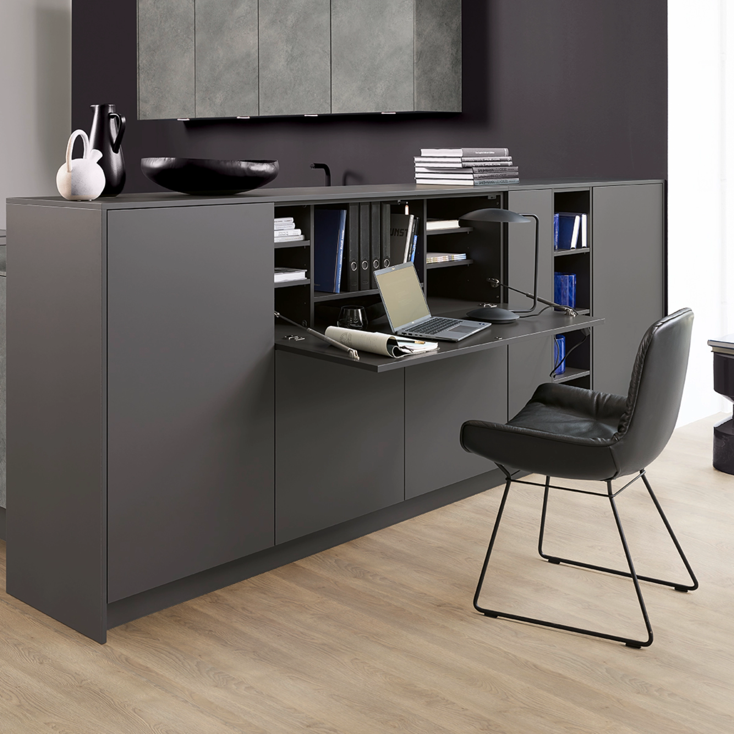 Ein moderner Schreibtischbereich in einer Küche mit Nolte Living Design.
