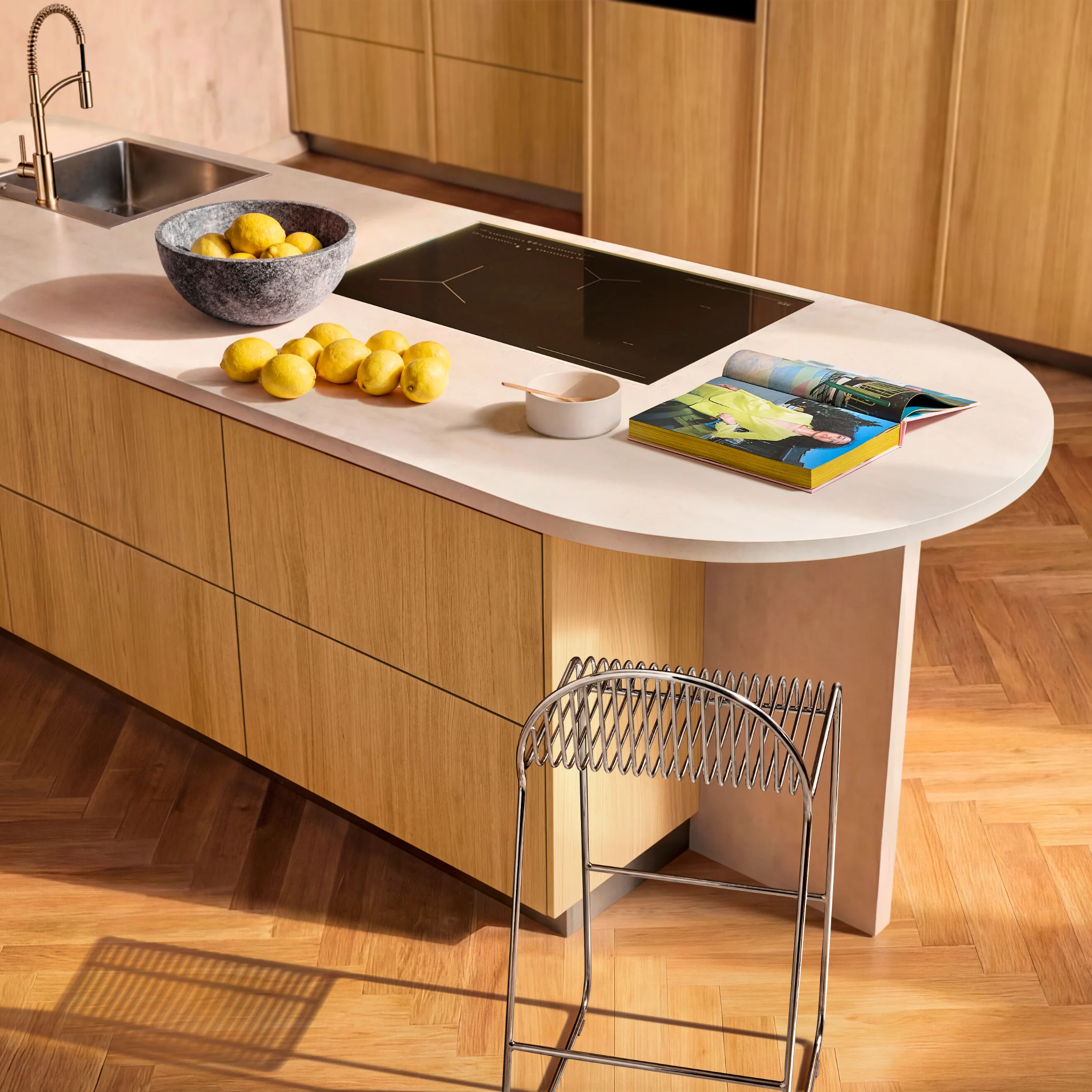 Cocina moderna con revestimiento de madera e isla de cocina. Nolte Küchen.